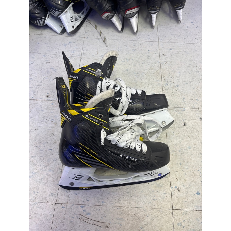 Used CCM Super Tacks Size 8.5 EE Skates