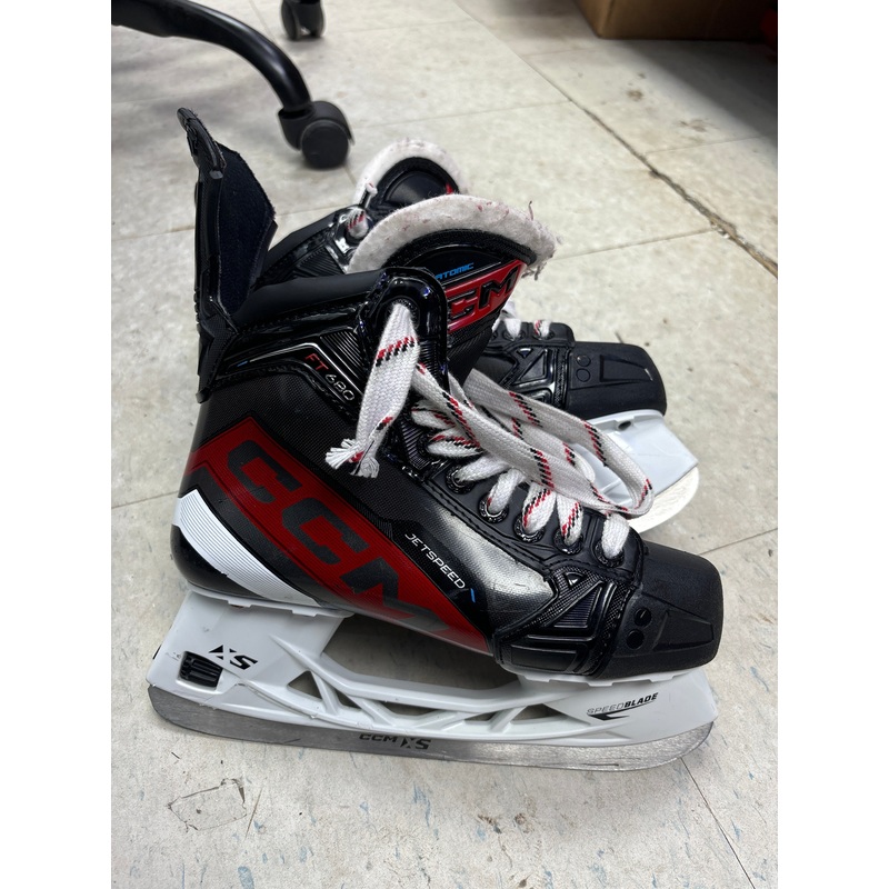 Used CCM JetSpeed FT680 Size 4.0 Skates