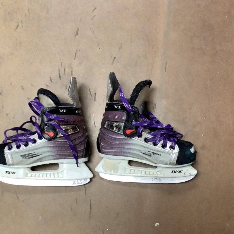 Used Bauer VAPOR VI Skates  12 y  EE