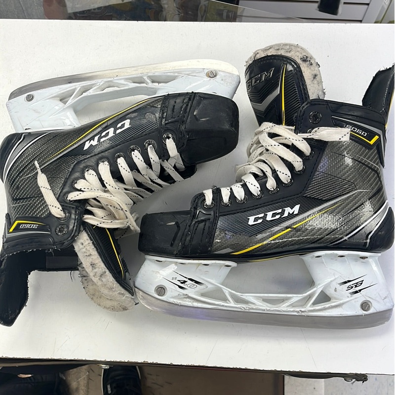 Used CCM Tacks 9060 6.5 D Player Skates