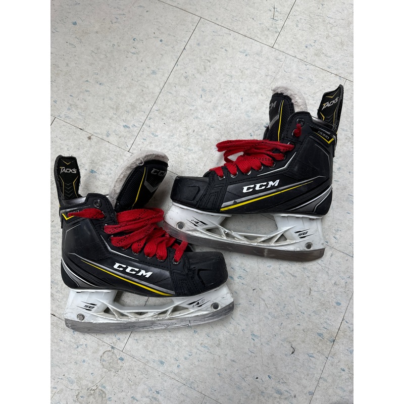 Used CCM Tacks 9080 5D Player Skates