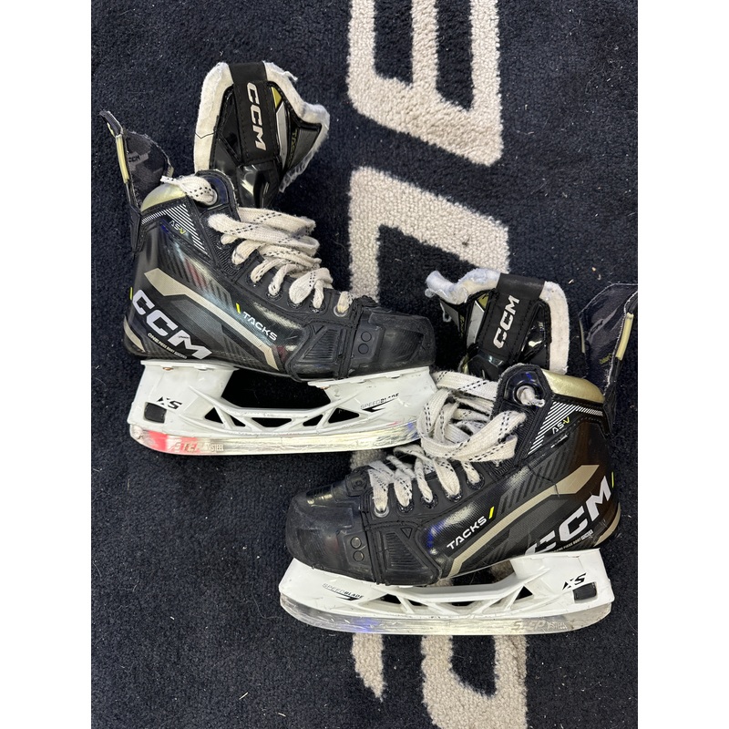Used CCM Tacks AS-V 4D Player Skates