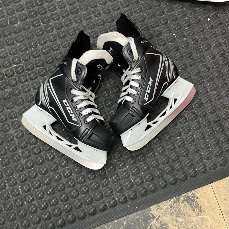 Used CCM Ribcore 64K 11.0Y Youth Skates