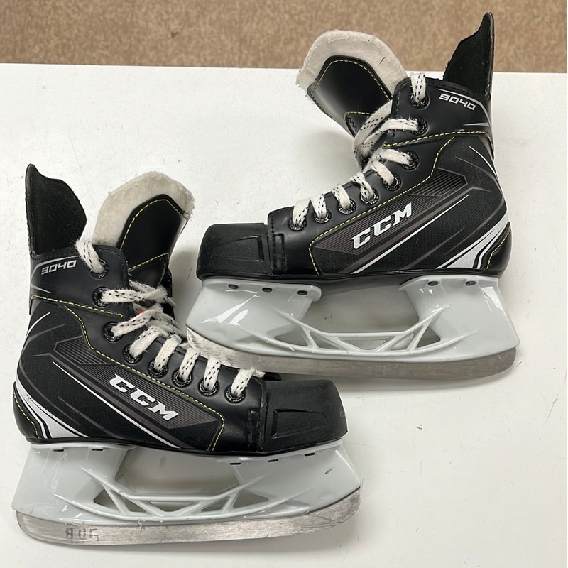 Used CCM Tacks 9040 1D Player Skates