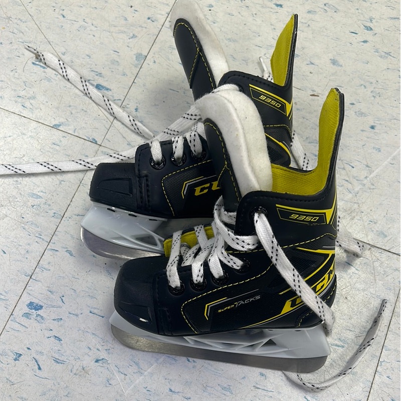 Used CCM SuperTacks 9350 Youth Skates