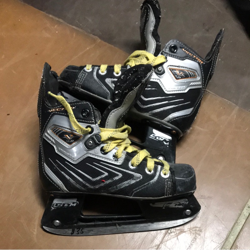 Used CCM Vector 4.0 1.5D Skates