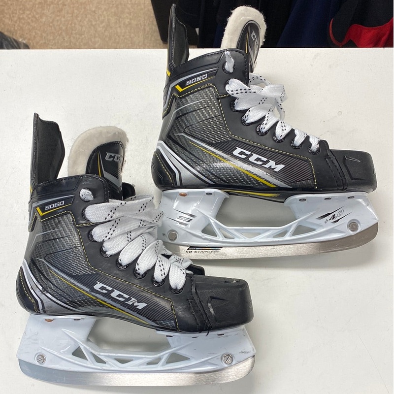 Used CCM Tacks 9060 2.5 D Player Skates