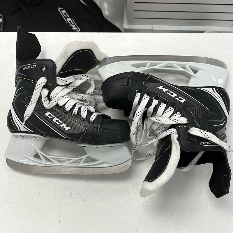 Used CCM Tacks 9040 2D Player Skates
