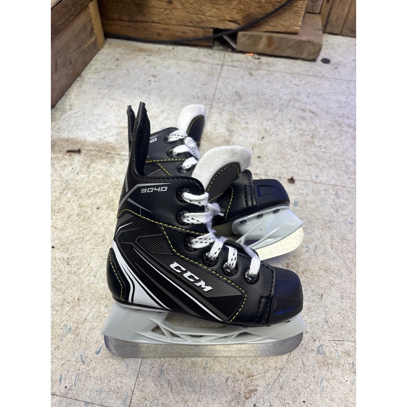 Used CCM Tacks 9040 Size 8.0 Youth Skates