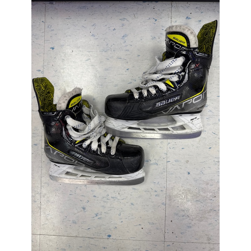 Used Bauer 3X 13.5Y Player Skates